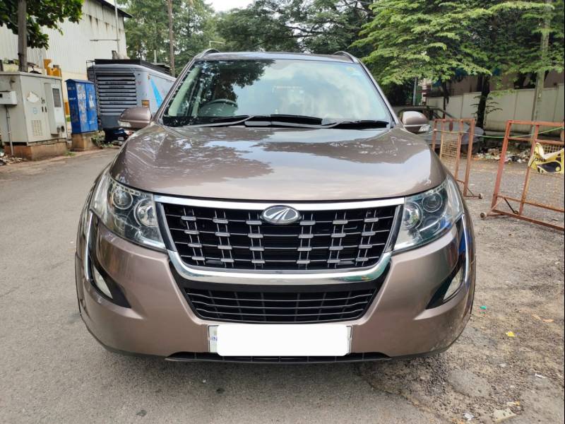 Mahindra XUV500 W11