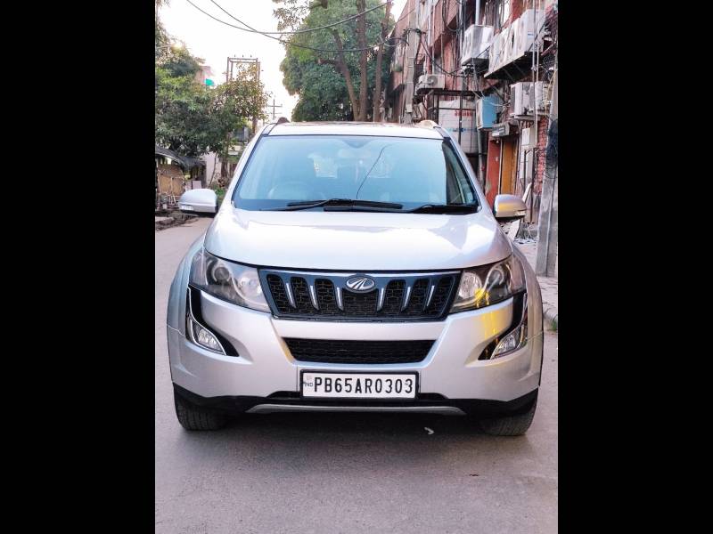 Mahindra XUV500 W9