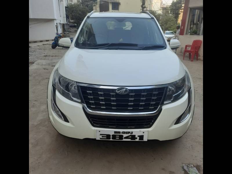 Mahindra XUV500 W11
