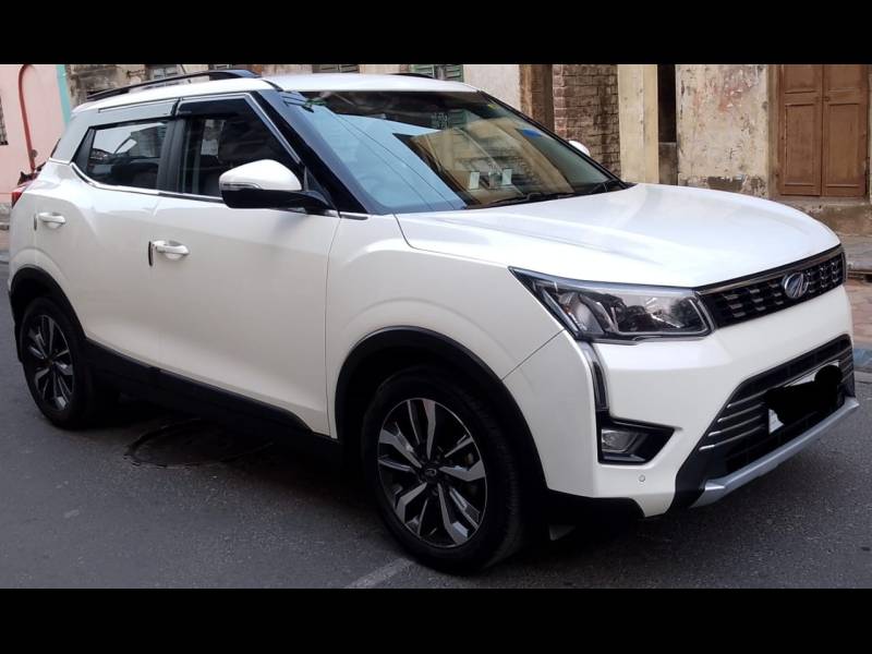 Mahindra XUV 300 1.2 W8 (O)