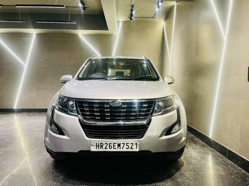 Mahindra XUV500 W11 AT