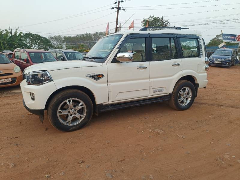 Mahindra Scorpio S10