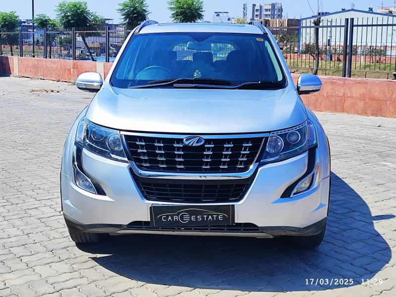 Mahindra XUV500 W9
