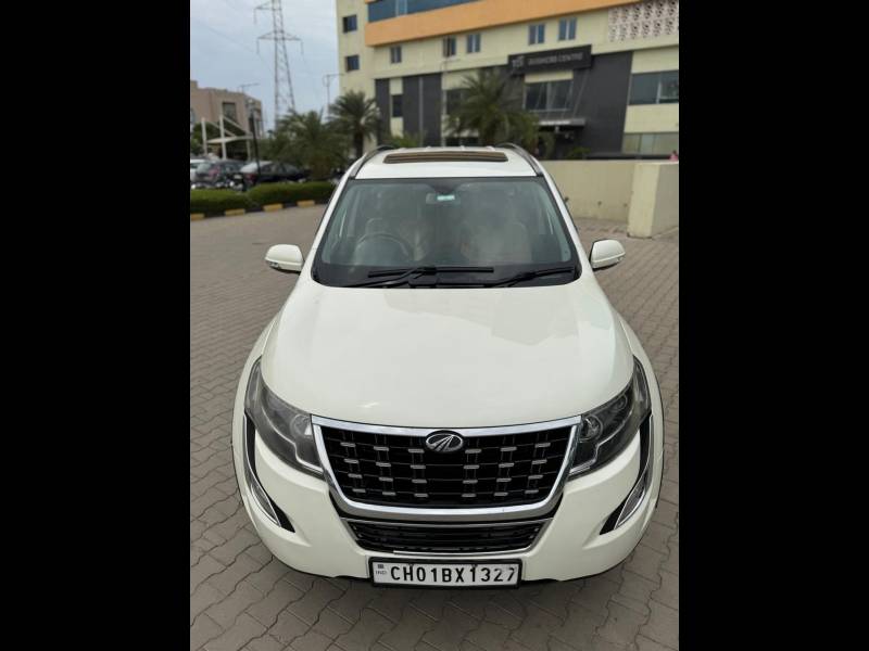 Mahindra XUV500 W11