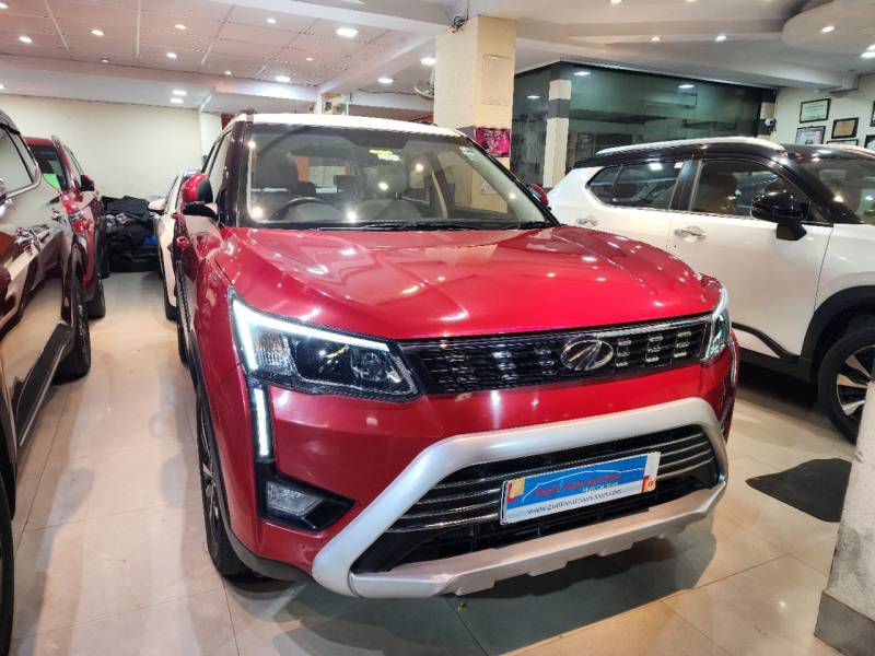Mahindra XUV 300 W8(O) 1.5 Diesel Dual Tone