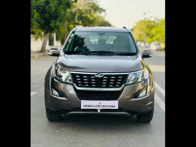 Mahindra XUV500 W11