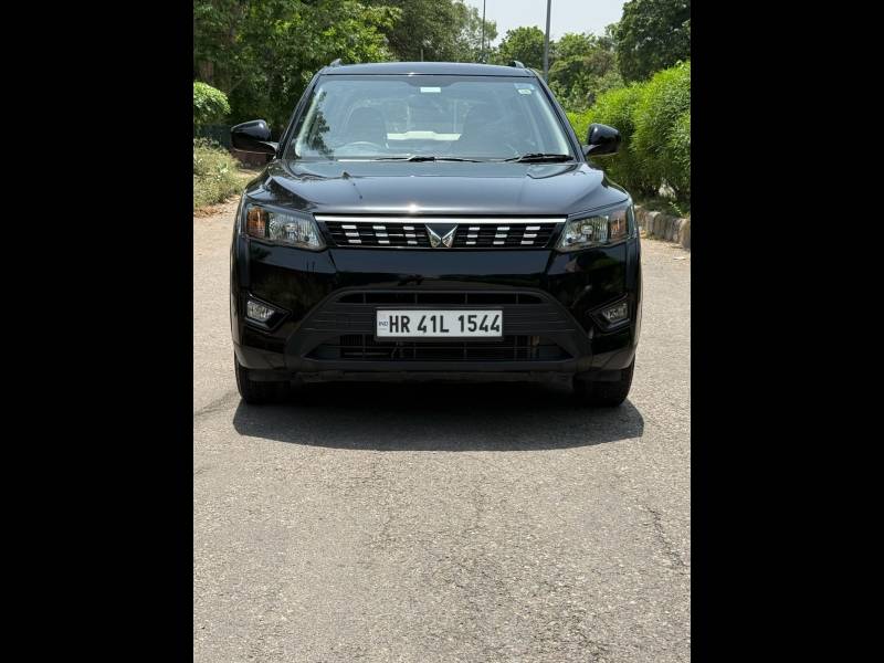 Mahindra XUV 300 1.2 W6
