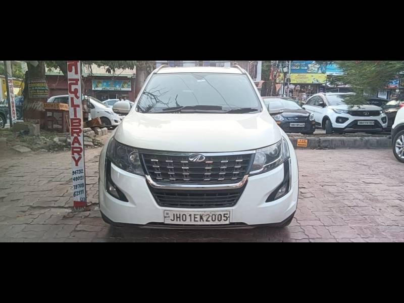Mahindra XUV500 W11