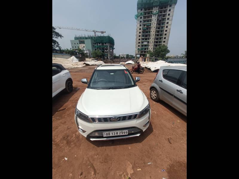 Mahindra XUV 300 1.2 W8 (O)
