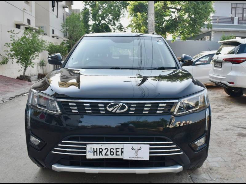 Mahindra XUV 300 1.2 W8