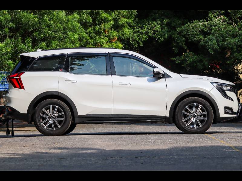 Mahindra XUV700 AX7 Petrol AT 7 STR
