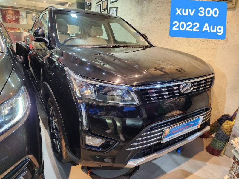 Mahindra XUV 300 1.2 W8 (O)