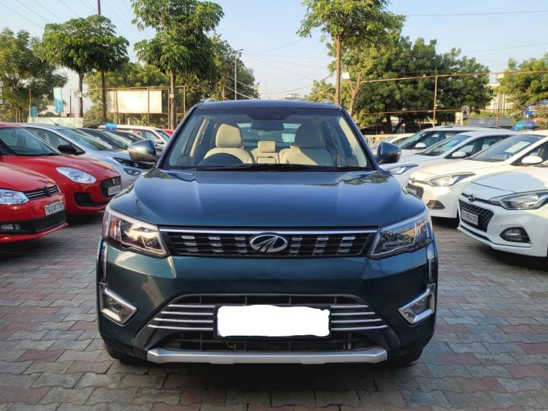 Mahindra XUV 300 1.2 W8