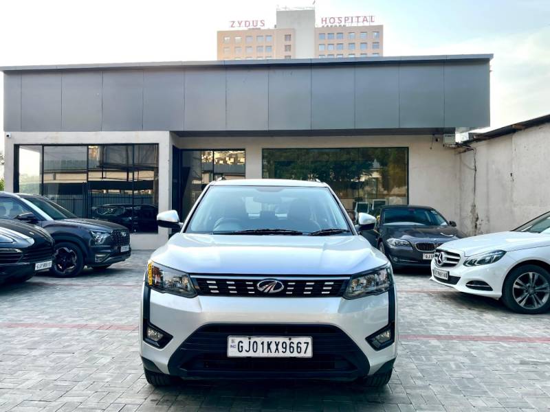 Mahindra XUV 300 1.2 W6