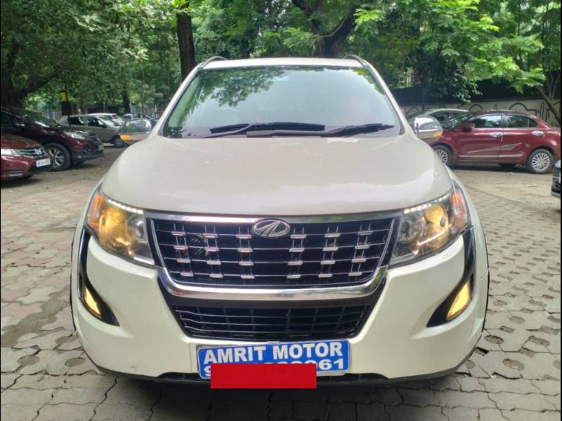 Mahindra XUV500 W11