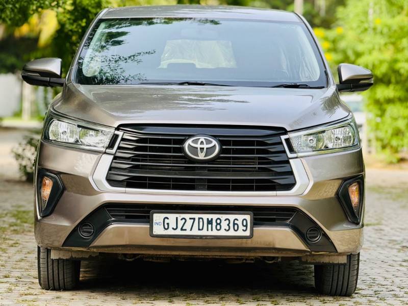 Toyota Innova Crysta 2.4 G 8 STR