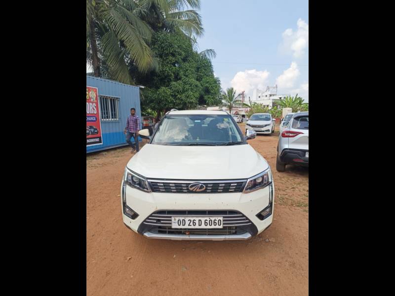 Mahindra XUV 300 1.2 W8 (O)