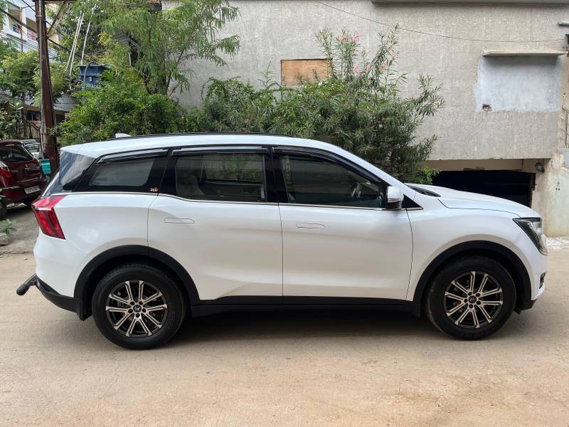 Mahindra XUV700 AX7 Petrol AT 7 STR