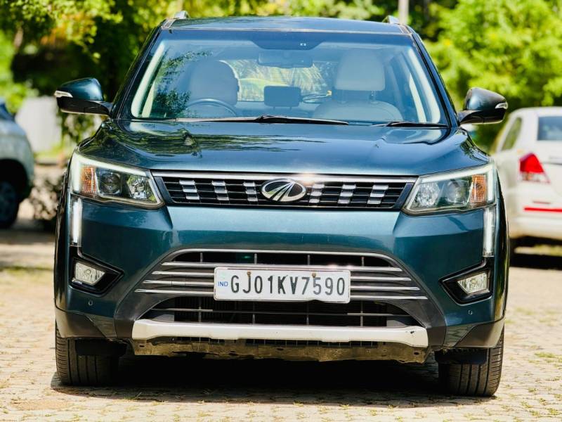 Mahindra XUV 300 W8(O) 1.5 Diesel Dual Tone