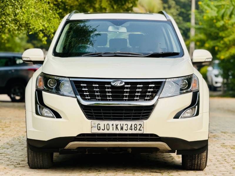 Mahindra XUV500 W9