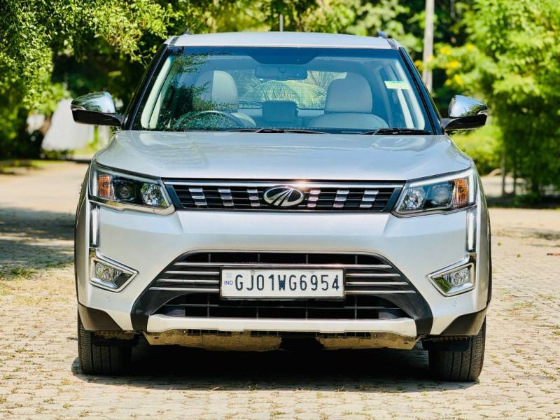 Mahindra XUV 300 1.5 W8 (O)