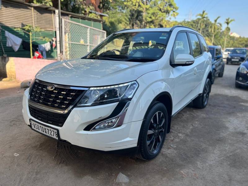 Mahindra XUV500 W11
