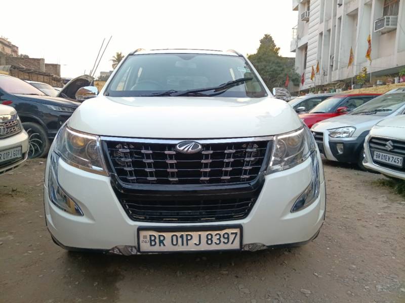 Mahindra XUV500 W11(O)