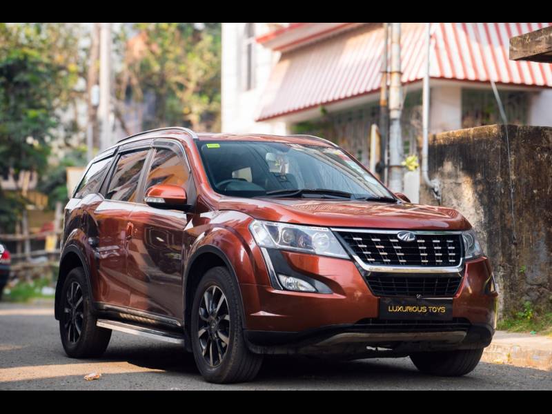 Mahindra XUV500 W11