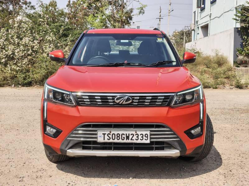 Mahindra XUV 300 1.2 W8