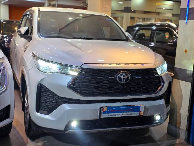 Toyota Innova Hycross VX (O) Hybrid 8 STR