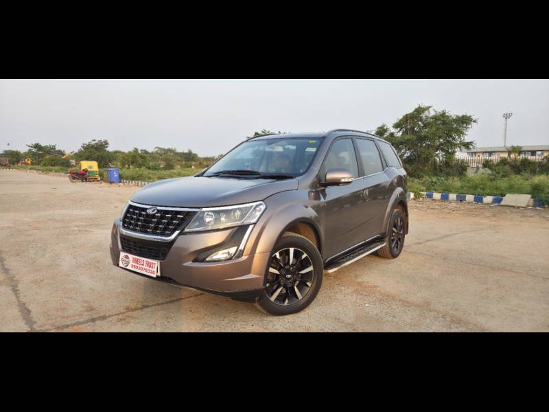 Mahindra XUV500 W11 AT