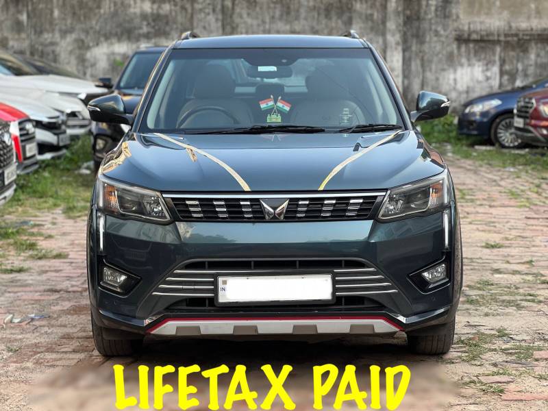 Mahindra XUV 300 W8(O) 1.2 Petrol Dual Tone