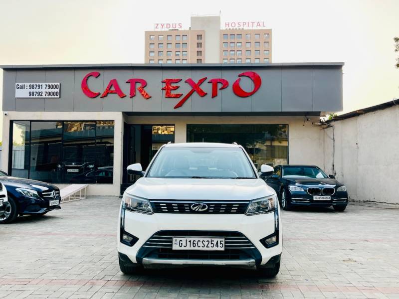 Mahindra XUV 300 W8(O) 1.2 Petrol Dual Tone