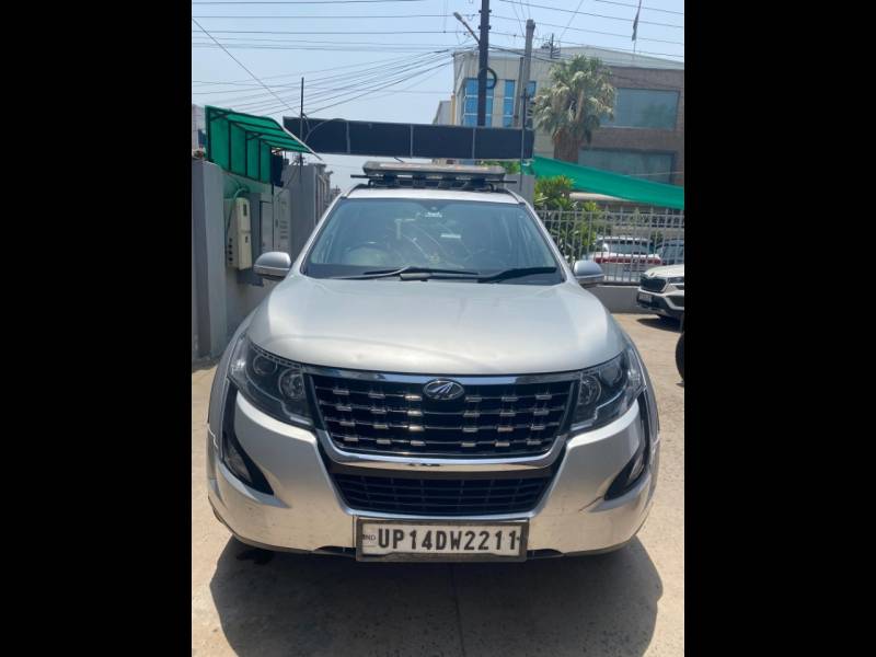 Mahindra XUV500 W11