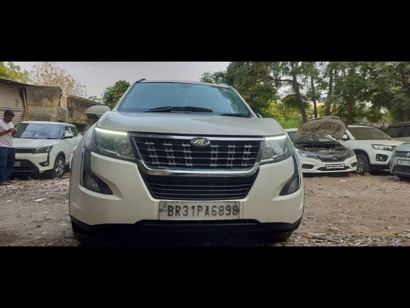 Mahindra XUV500 W11(O)