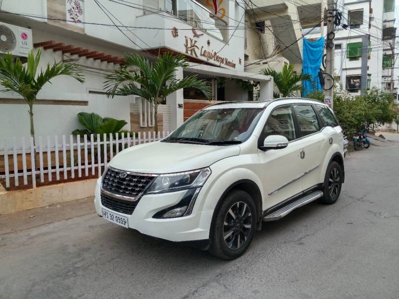 Mahindra XUV500 W11