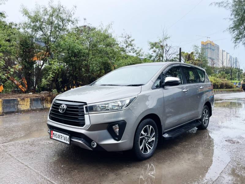 Toyota Innova Crysta 2.4 G 8 STR