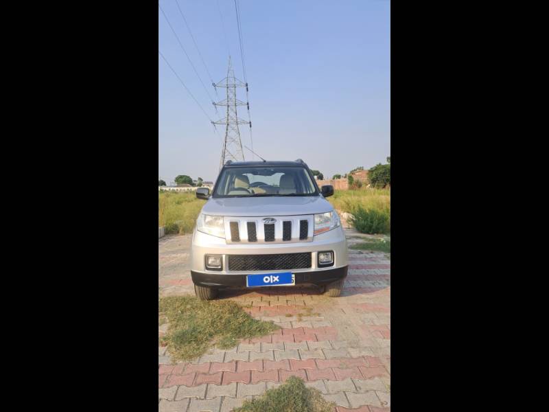 Mahindra TUV300 T8 MT mHAWK100 Dual Tone