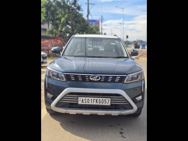 Mahindra XUV 300 W8(O) 1.2 Petrol Dual Tone