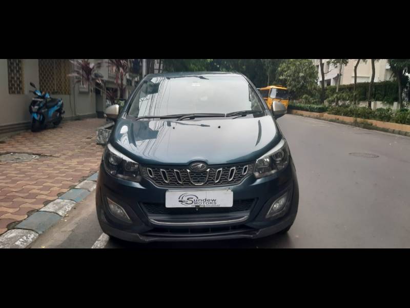 Mahindra Marazzo M8 8 STR