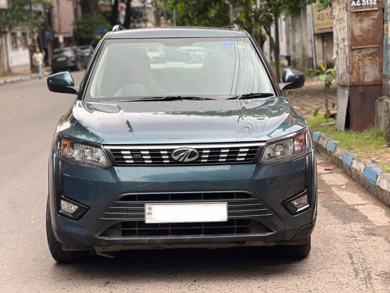 Mahindra XUV 300 W6 1.2 Petrol AMT