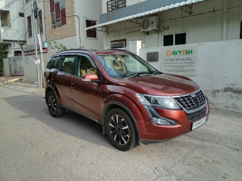 Mahindra XUV500 W11
