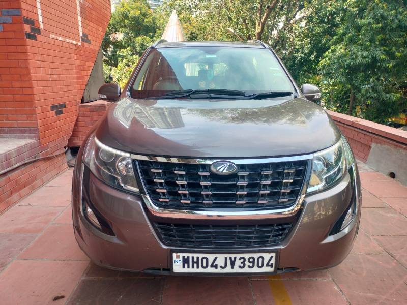 Mahindra XUV500 W9