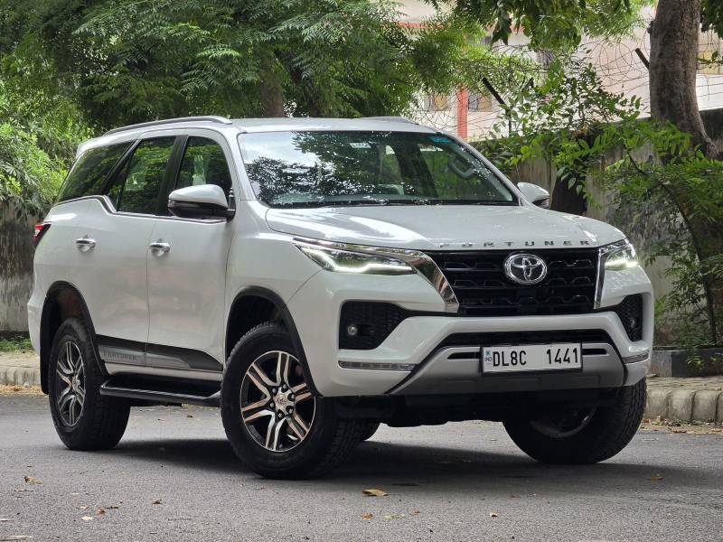 Toyota Fortuner 4X2 AT 2.7 Petrol Platinum White Pearl