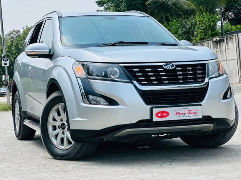 Mahindra XUV500 W9