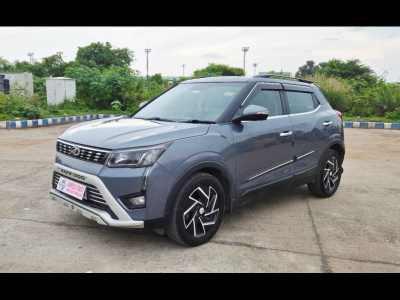 Mahindra XUV 300 1.5 W8 (O)