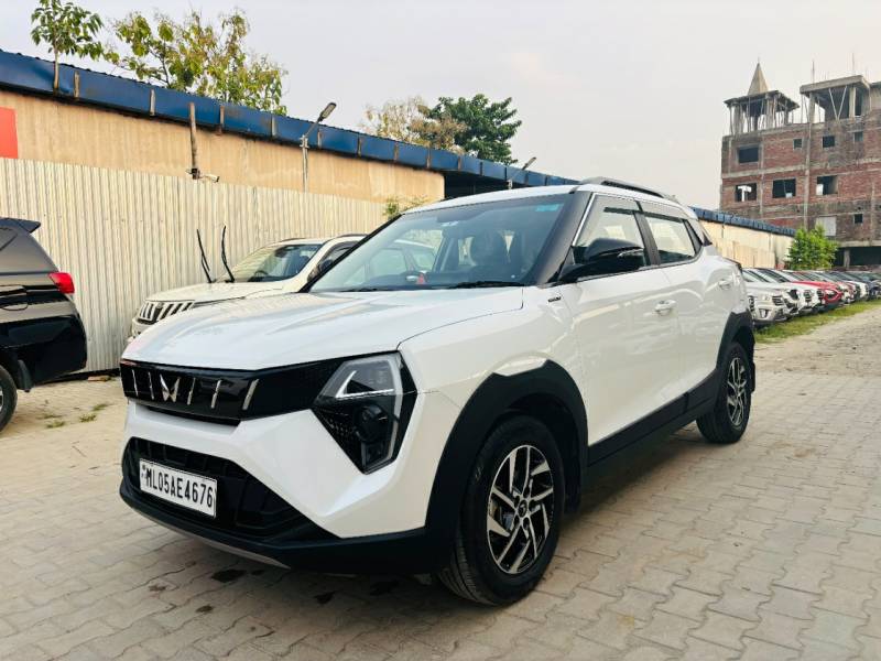Mahindra XUV 3XO AX5 1.2 Petrol AT